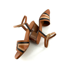 Load image into Gallery viewer, Sandale Talon Trotteur en Cuir Camel Noir et Beige
