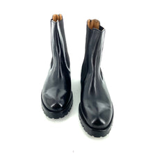 Charger l&#39;image dans la galerie, Boots Semelle Crantée Tige Ajustée en Cuir Noir
