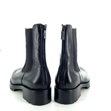 Charger l&#39;image dans la galerie, Boots Semelle Crantée Tige Ajustée en Cuir Noir
