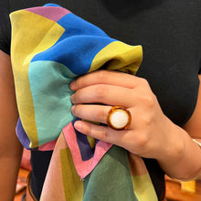 Load image into Gallery viewer, Bague Ronde en Acétate Tortoise et Cabochon Quartz Blanc Serti Plaqué Or
