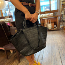Load image into Gallery viewer, Sac Panier en Patchwork de Cuir Noir
