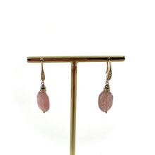 Charger l'image dans la galerie, Boucle d'Oreille ELIXIR en Plaqué Or et Quartz Fraise Rose
