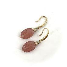 Charger l'image dans la galerie, Boucle d'Oreille ELIXIR en Plaqué Or et Quartz Fraise Rose
