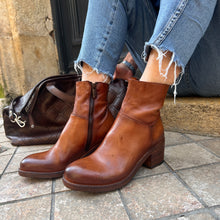 Charger l&#39;image dans la galerie, Boots Talon Trotteur en Cuir Camel Patiné
