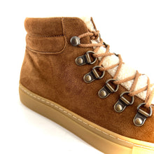 Load image into Gallery viewer, Chaussure Lacets Fourrée LAYLA en Daim Camel
