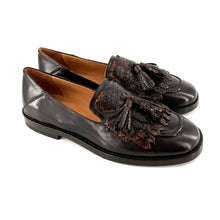 Load image into Gallery viewer, Mocassin en Cuir Marron et Pompons Python
