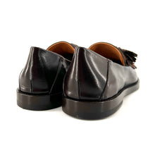 Load image into Gallery viewer, Mocassin en Cuir Marron et Pompons Python
