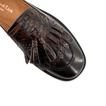 Load image into Gallery viewer, Mocassin en Cuir Marron et Pompons Python
