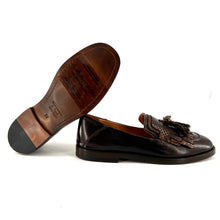 Load image into Gallery viewer, Mocassin en Cuir Marron et Pompons Python
