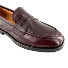 Load image into Gallery viewer, Mocassin en Cuir Bordeaux
