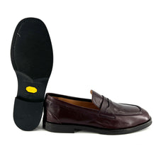 Load image into Gallery viewer, Mocassin en Cuir Bordeaux
