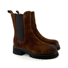 Load image into Gallery viewer, Chelsea Boots Semelle Crantée en Daim Café
