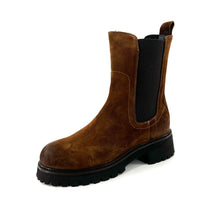 Load image into Gallery viewer, Chelsea Boots Semelle Crantée en Daim Café
