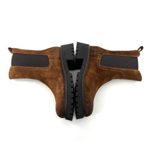 Load image into Gallery viewer, Chelsea Boots Semelle Crantée en Daim Café
