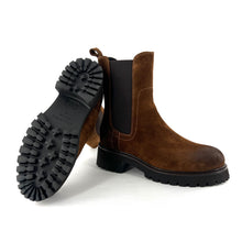 Load image into Gallery viewer, Chelsea Boots Semelle Crantée en Daim Café
