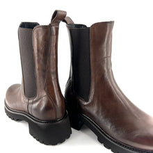 Charger l'image dans la galerie, Chelsea Boots Semelle Crantée en Cuir Marron
