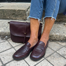 Load image into Gallery viewer, Mocassin en Cuir Bordeaux
