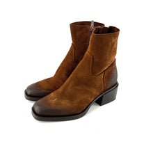 Load image into Gallery viewer, Boots Talon Trotteur Zippé Intérieur en Daim Cigare
