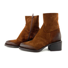 Load image into Gallery viewer, Boots Talon Trotteur Zippé Intérieur en Daim Cigare
