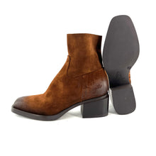 Load image into Gallery viewer, Boots Talon Trotteur Zippé Intérieur en Daim Cigare
