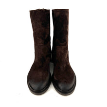 Charger l'image dans la galerie, Boots Talon Trotteur Zippé Arrière en Daim Marron
