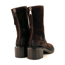 Charger l'image dans la galerie, Boots Talon Trotteur Zippé Arrière en Daim Marron
