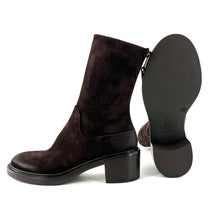 Charger l'image dans la galerie, Boots Talon Trotteur Zippé Arrière en Daim Marron
