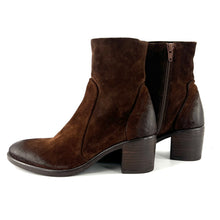 Load image into Gallery viewer, Boots Talon Trotteur Zippé Intérieur en Daim Café
