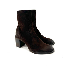 Load image into Gallery viewer, Boots Talon Zippé Intérieur en Daim Chocolat
