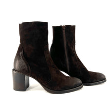 Load image into Gallery viewer, Boots Talon Zippé Intérieur en Daim Chocolat
