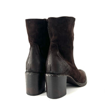 Load image into Gallery viewer, Boots Talon Zippé Intérieur en Daim Chocolat
