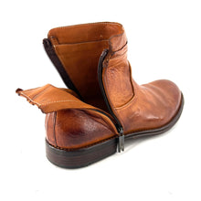 Load image into Gallery viewer, Boots Double Zip en Cuir Patiné Cognac
