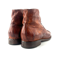 Load image into Gallery viewer, Chaussure Lacets Montante en Cuir Cognac Patiné
