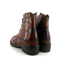 Load image into Gallery viewer, Chaussure Lacets Montante en Cuir Cognac Patiné
