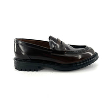 Load image into Gallery viewer, Mocassin Fine Semelle Crantée en Cuir Glacé Marron/ Bordeaux
