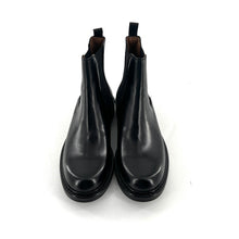 Load image into Gallery viewer, Chelsea Boots Fine Semelle Crantée en Cuir Noir

