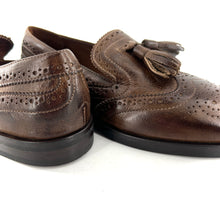 Load image into Gallery viewer, Mocassin à Pompons et Bout Fleuri en Cuir Marron
