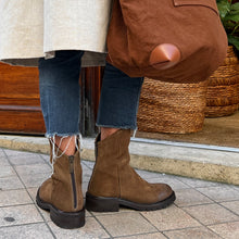 Charger l&#39;image dans la galerie, Boots Semelle Crantée Zippé Arrière en Daim Sigaro
