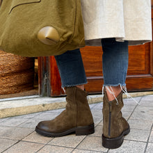 Charger l&#39;image dans la galerie, Boots Semelle Crantée Zippé Arrière en Daim Herba
