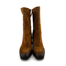 Load image into Gallery viewer, Boots Talon Trotteur Zippé Arrière Tige Haute Ajustée en Daim Tabac
