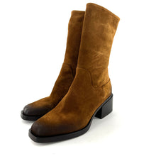 Load image into Gallery viewer, Boots Talon Trotteur Zippé Arrière Tige Haute Ajustée en Daim Tabac
