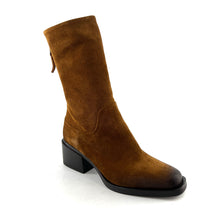 Load image into Gallery viewer, Boots Talon Trotteur Zippé Arrière Tige Haute Ajustée en Daim Tabac
