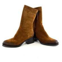 Load image into Gallery viewer, Boots Talon Trotteur Zippé Arrière Tige Haute Ajustée en Daim Tabac
