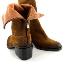 Load image into Gallery viewer, Boots Talon Trotteur Zippé Arrière Tige Haute Ajustée en Daim Tabac
