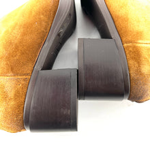Load image into Gallery viewer, Boots Talon Trotteur Zippé Arrière Tige Haute Ajustée en Daim Tabac
