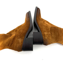 Load image into Gallery viewer, Boots Talon Trotteur Zippé Arrière Tige Haute Ajustée en Daim Tabac
