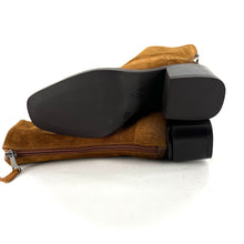 Load image into Gallery viewer, Boots Talon Trotteur Zippé Arrière Tige Haute Ajustée en Daim Tabac
