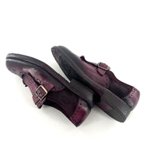 Charger l&#39;image dans la galerie, Chaussure à Boucle Bout Fleuri Patte Frangée Bi-Matière Bordeaux
