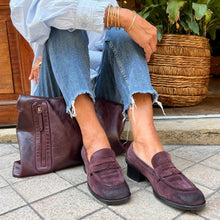 Charger l'image dans la galerie, Mocassin Petit Talon Trotteur en Daim Bordeaux
