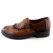 Load image into Gallery viewer, Chaussure à Boucle Bout Fleuri Patte Frangée Bi-Matière Camel
